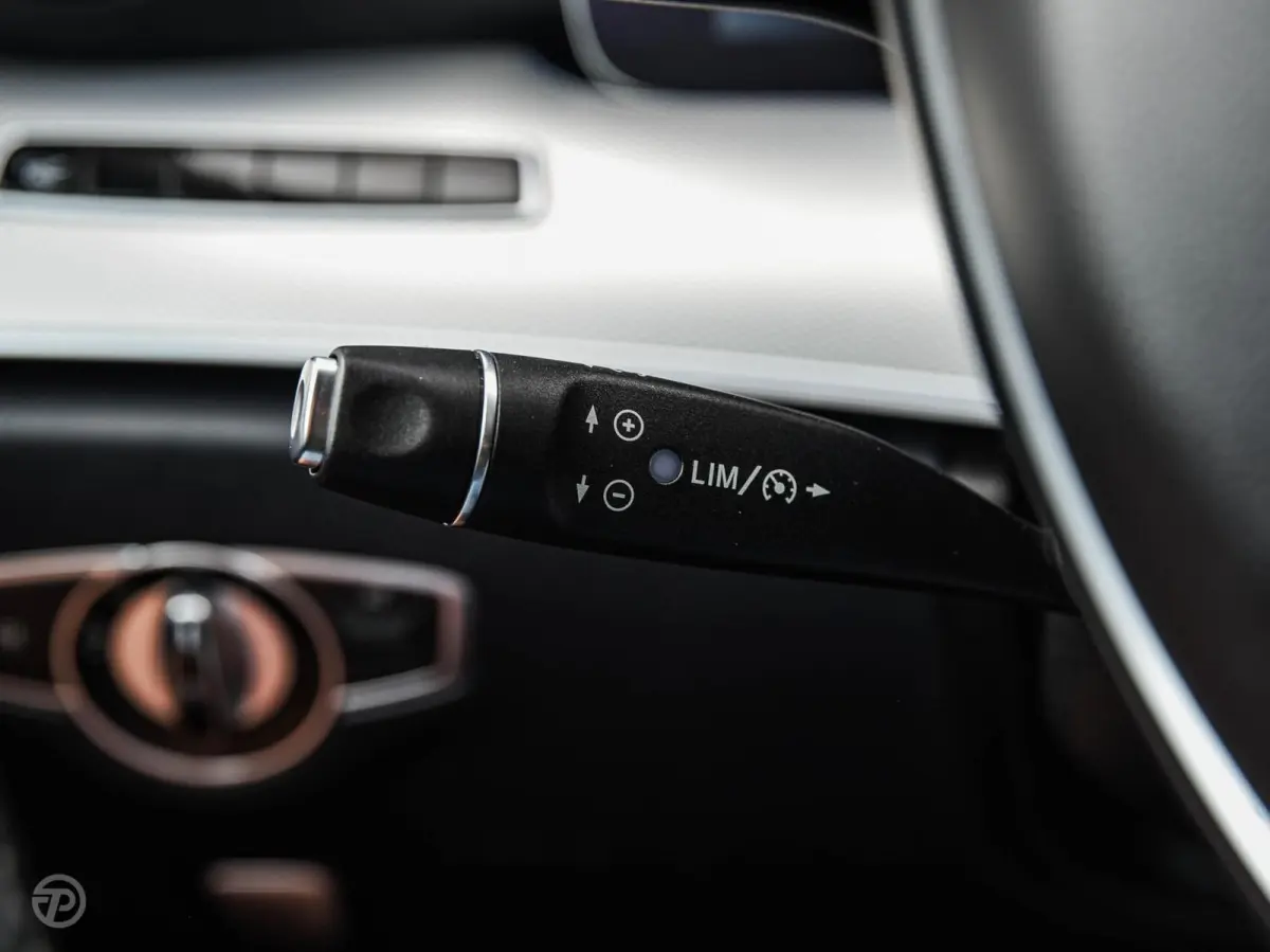 220 d 220 d Ambition | Leder | HUD | Widescreen | Trekhaak | Camera | Stoelverwarming | LED | Sfeerverlichting | Apple Carplay/Android Auto | 19"