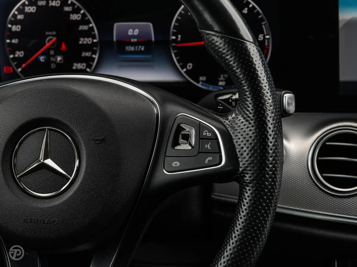 220 d 220 d Ambition | Leder | HUD | Widescreen | Trekhaak | Camera | Stoelverwarming | LED | Sfeerverlichting | Apple Carplay/Android Auto | 19"