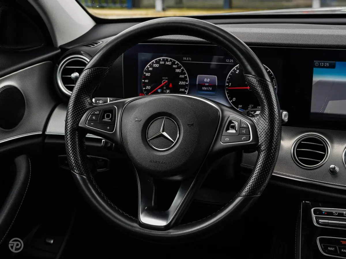 220 d 220 d Ambition | Leder | HUD | Widescreen | Trekhaak | Camera | Stoelverwarming | LED | Sfeerverlichting | Apple Carplay/Android Auto | 19"