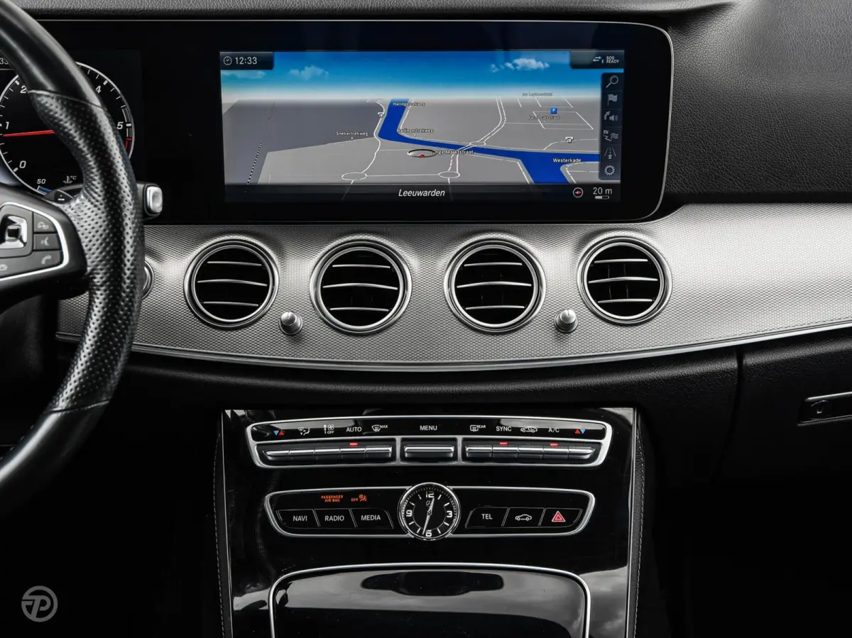 220 d 220 d Ambition | Leder | HUD | Widescreen | Trekhaak | Camera | Stoelverwarming | LED | Sfeerverlichting | Apple Carplay/Android Auto | 19"