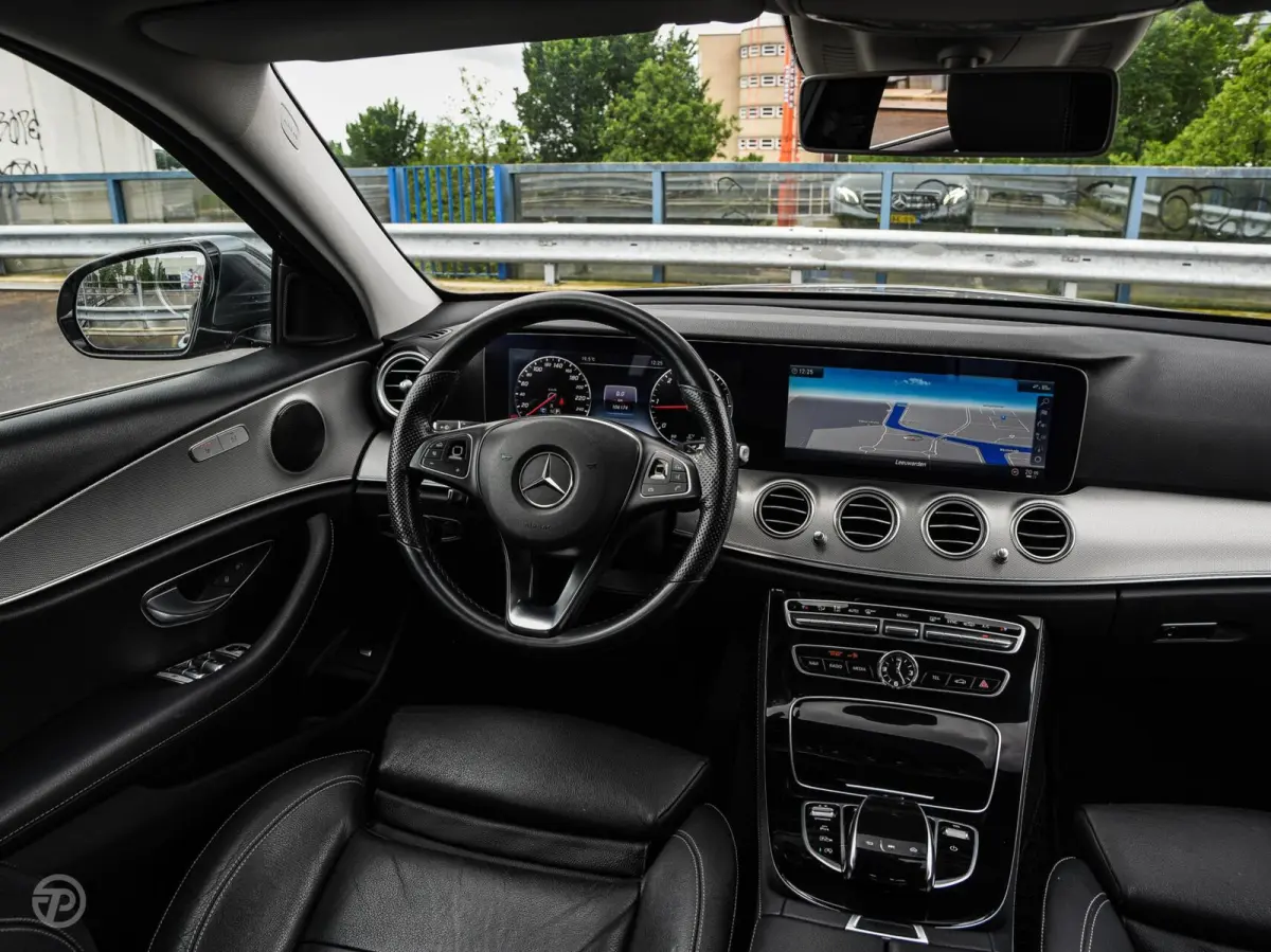 220 d 220 d Ambition | Leder | HUD | Widescreen | Trekhaak | Camera | Stoelverwarming | LED | Sfeerverlichting | Apple Carplay/Android Auto | 19"