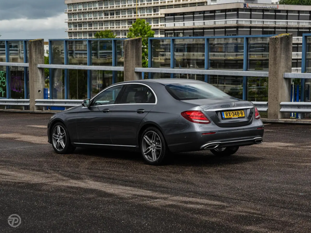 220 d 220 d Ambition | Leder | HUD | Widescreen | Trekhaak | Camera | Stoelverwarming | LED | Sfeerverlichting | Apple Carplay/Android Auto | 19"