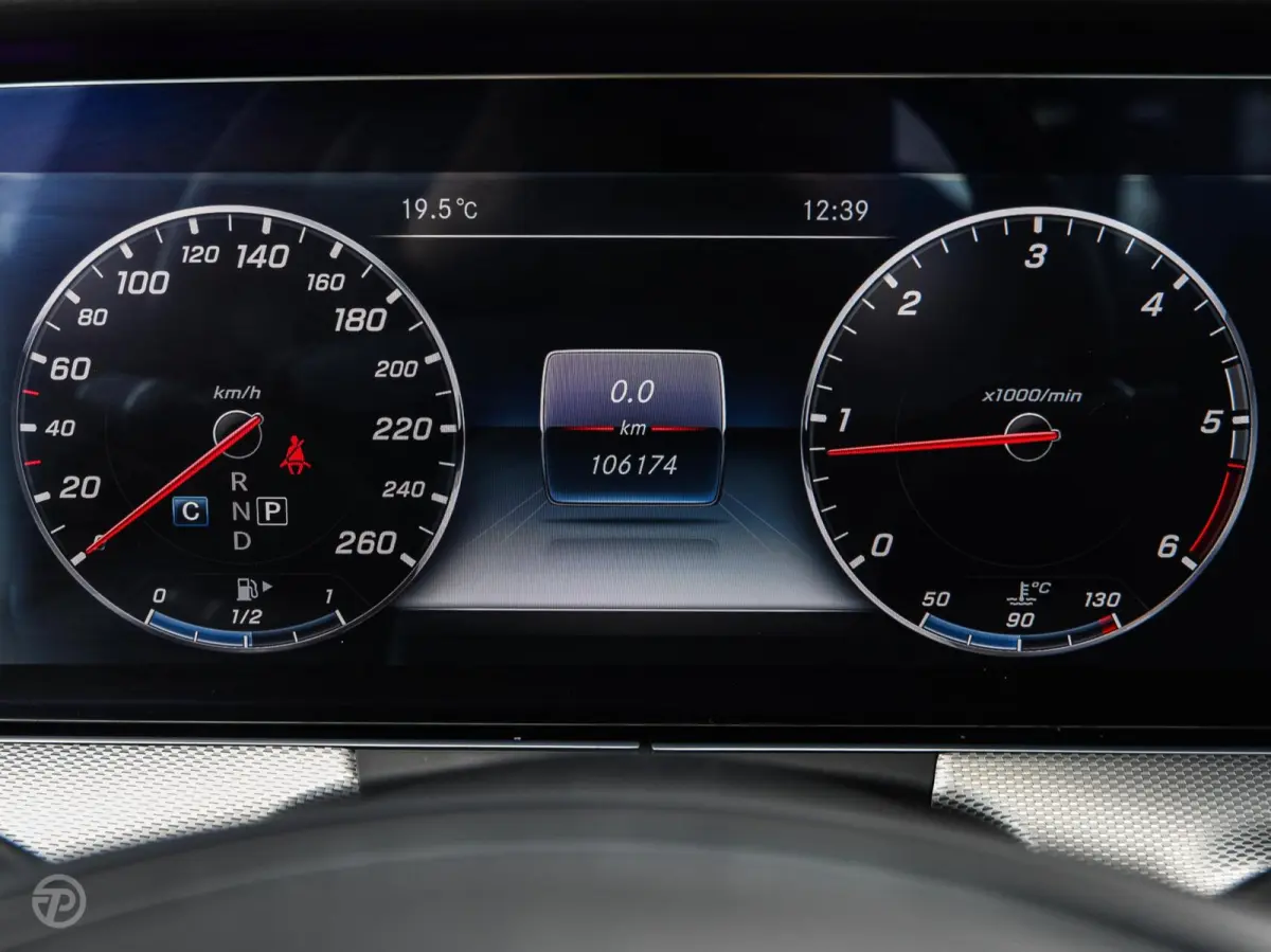 220 d 220 d Ambition | Leder | HUD | Widescreen | Trekhaak | Camera | Stoelverwarming | LED | Sfeerverlichting | Apple Carplay/Android Auto | 19"