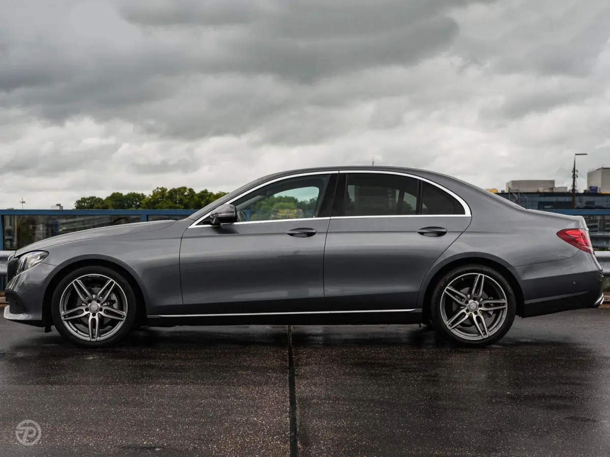 220 d 220 d Ambition | Leder | HUD | Widescreen | Trekhaak | Camera | Stoelverwarming | LED | Sfeerverlichting | Apple Carplay/Android Auto | 19"