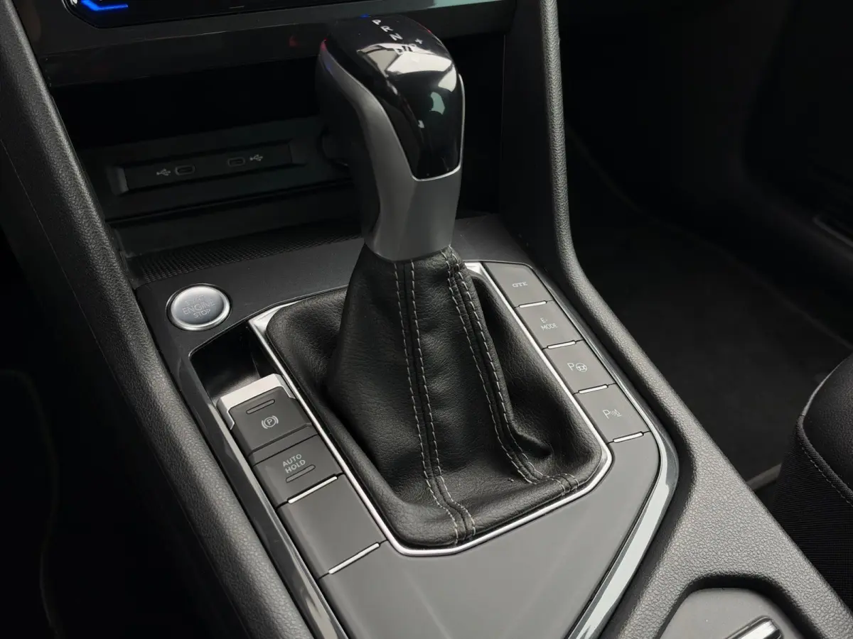1.4 TSI eHybrid R-Line Business | Virtual Cockpit | Camera | Carplay | Adaptive cruise | LED | DAB
