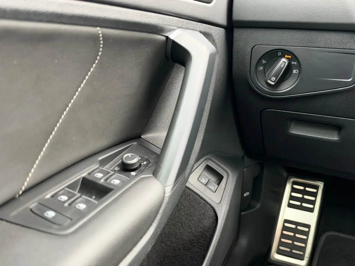 1.4 TSI eHybrid R-Line Business | Virtual Cockpit | Camera | Carplay | Adaptive cruise | LED | DAB