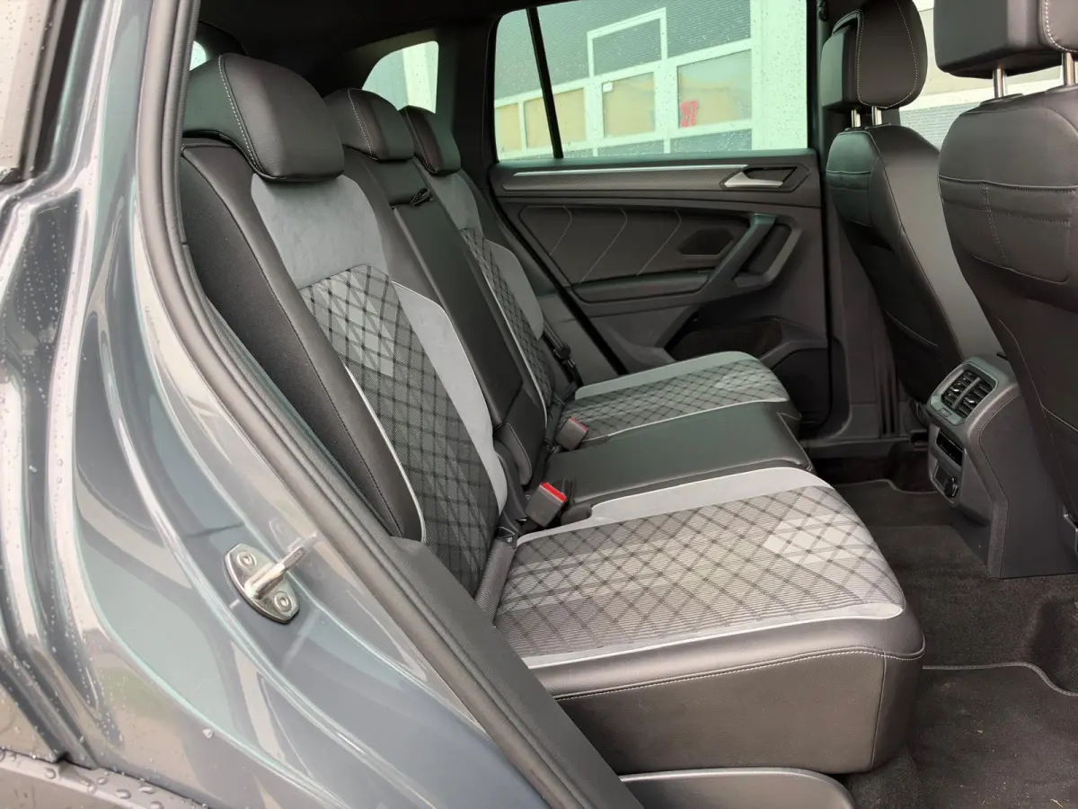 1.4 TSI eHybrid R-Line Business | Virtual Cockpit | Camera | Carplay | Adaptive cruise | LED | DAB