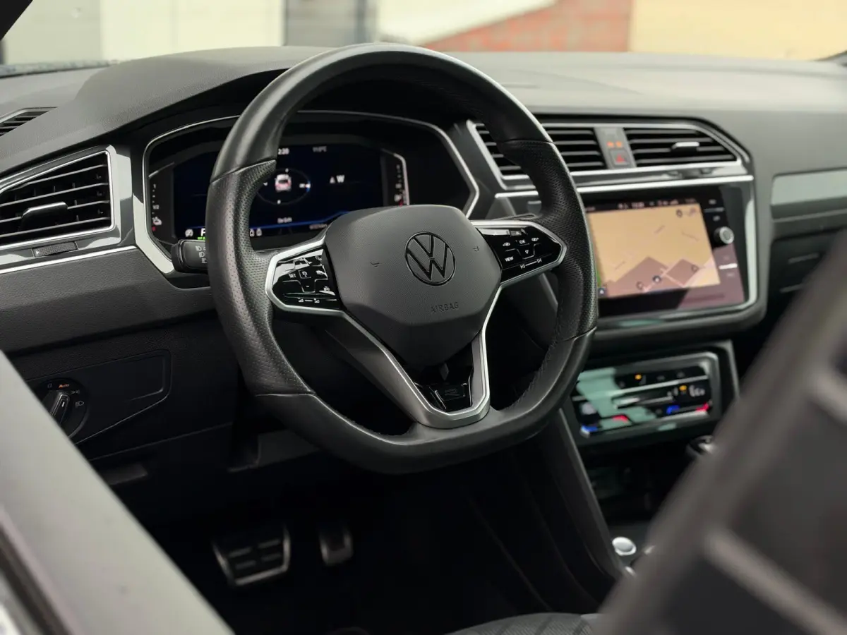 1.4 TSI eHybrid R-Line Business | Virtual Cockpit | Camera | Carplay | Adaptive cruise | LED | DAB
