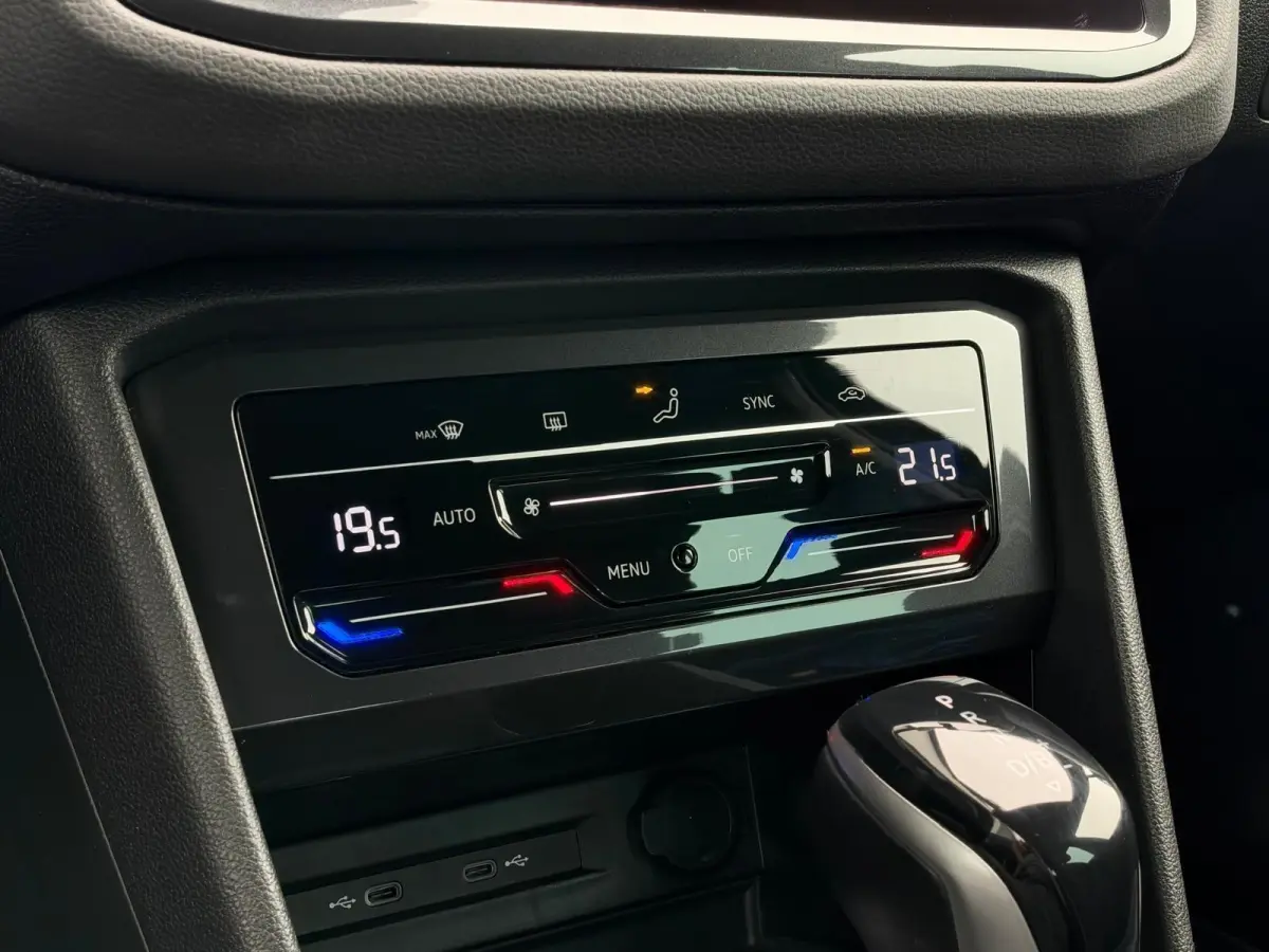 1.4 TSI eHybrid R-Line Business | Virtual Cockpit | Camera | Carplay | Adaptive cruise | LED | DAB
