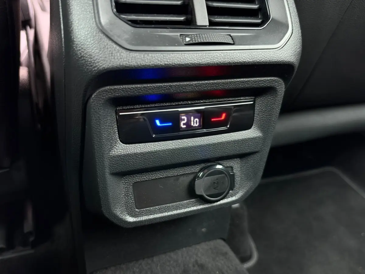 1.4 TSI eHybrid R-Line Business | Virtual Cockpit | Camera | Carplay | Adaptive cruise | LED | DAB
