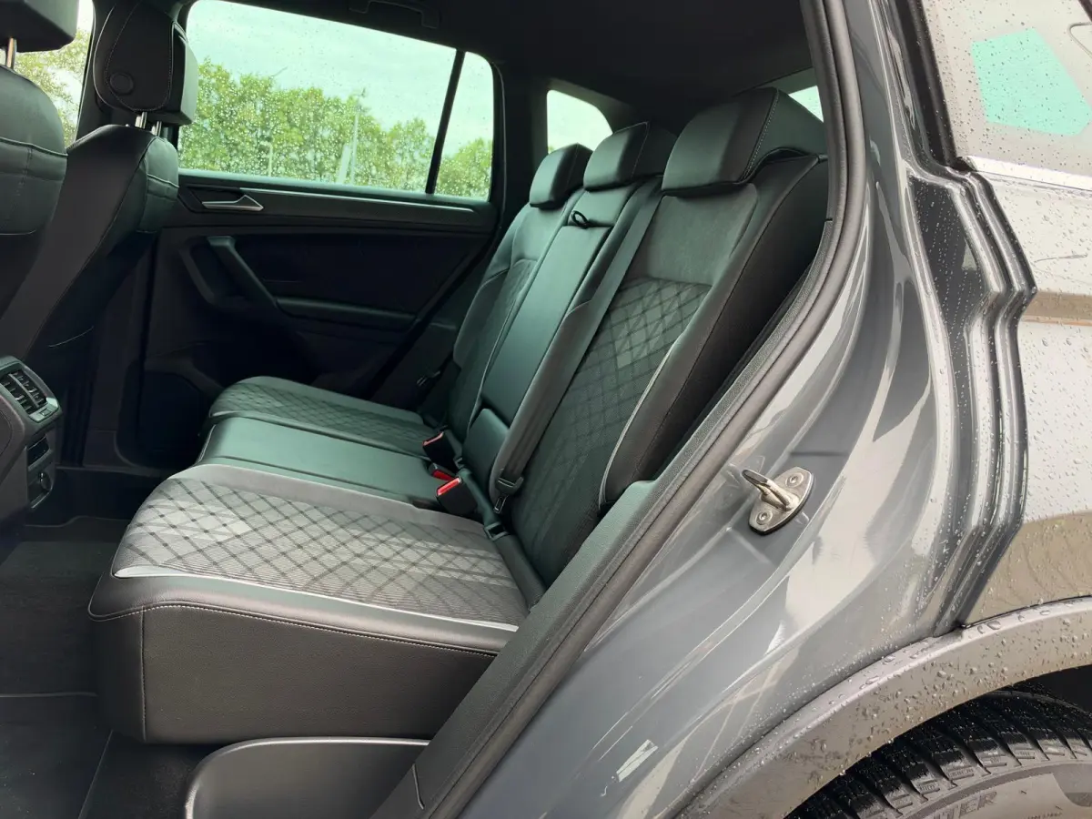 1.4 TSI eHybrid R-Line Business | Virtual Cockpit | Camera | Carplay | Adaptive cruise | LED | DAB