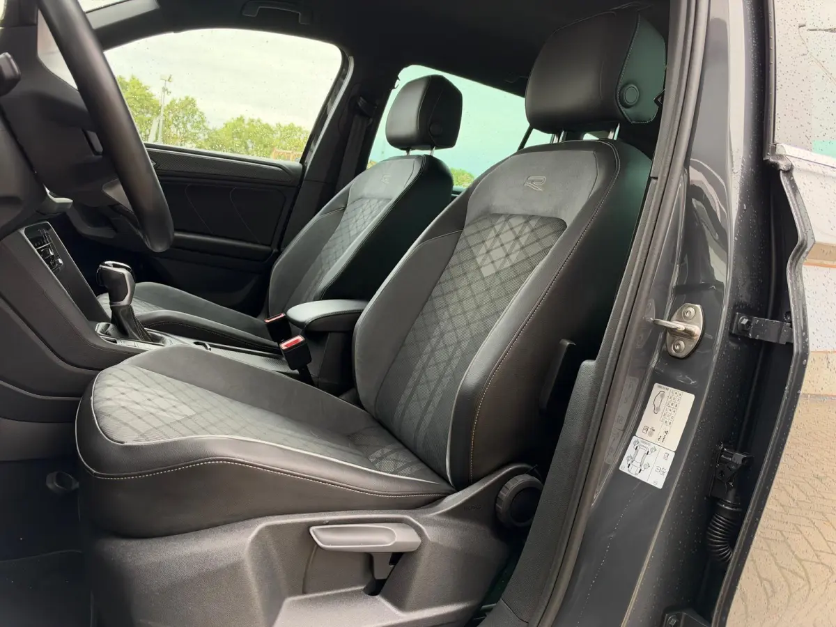 1.4 TSI eHybrid R-Line Business | Virtual Cockpit | Camera | Carplay | Adaptive cruise | LED | DAB
