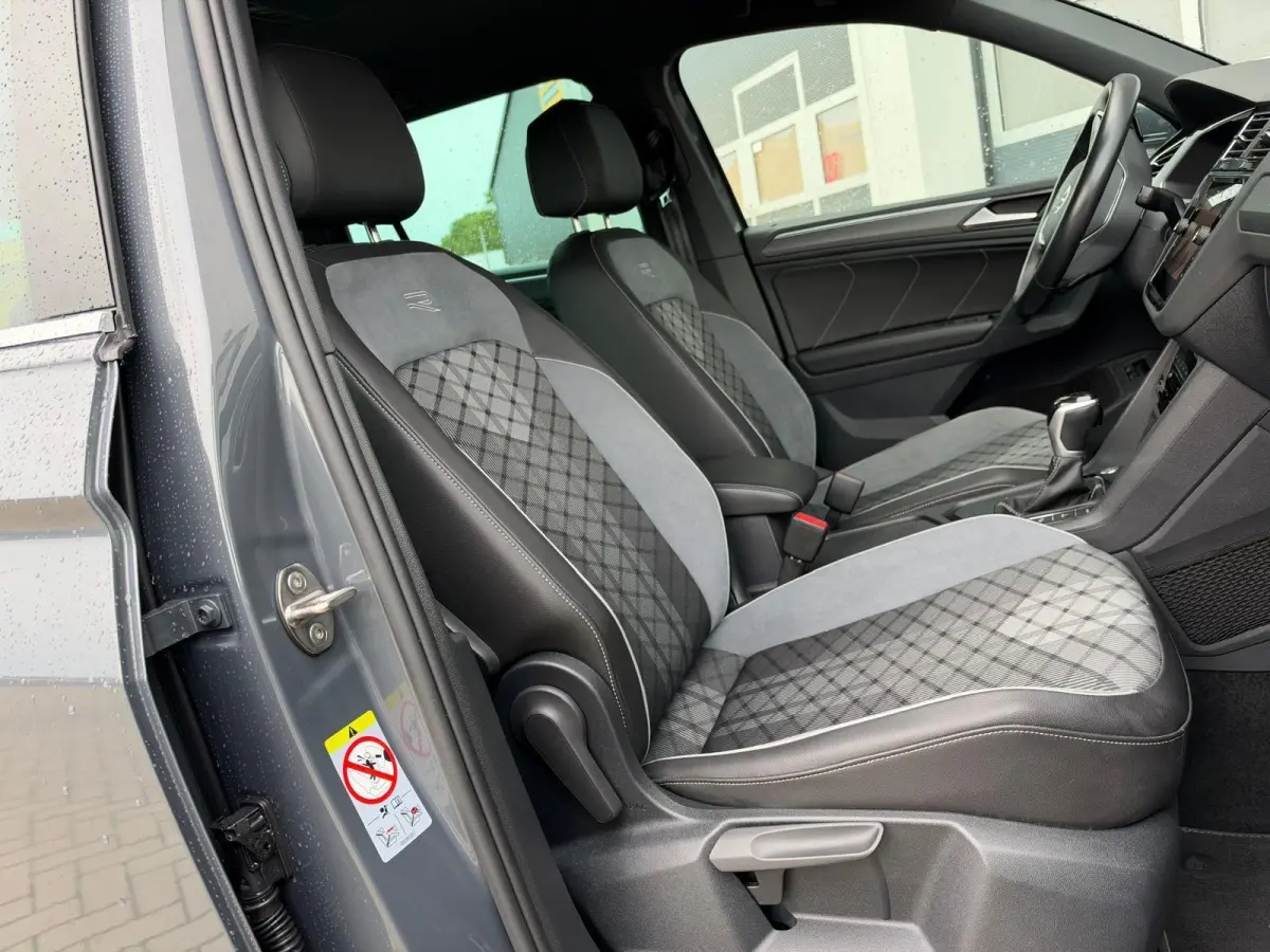 1.4 TSI eHybrid R-Line Business | Virtual Cockpit | Camera | Carplay | Adaptive cruise | LED | DAB