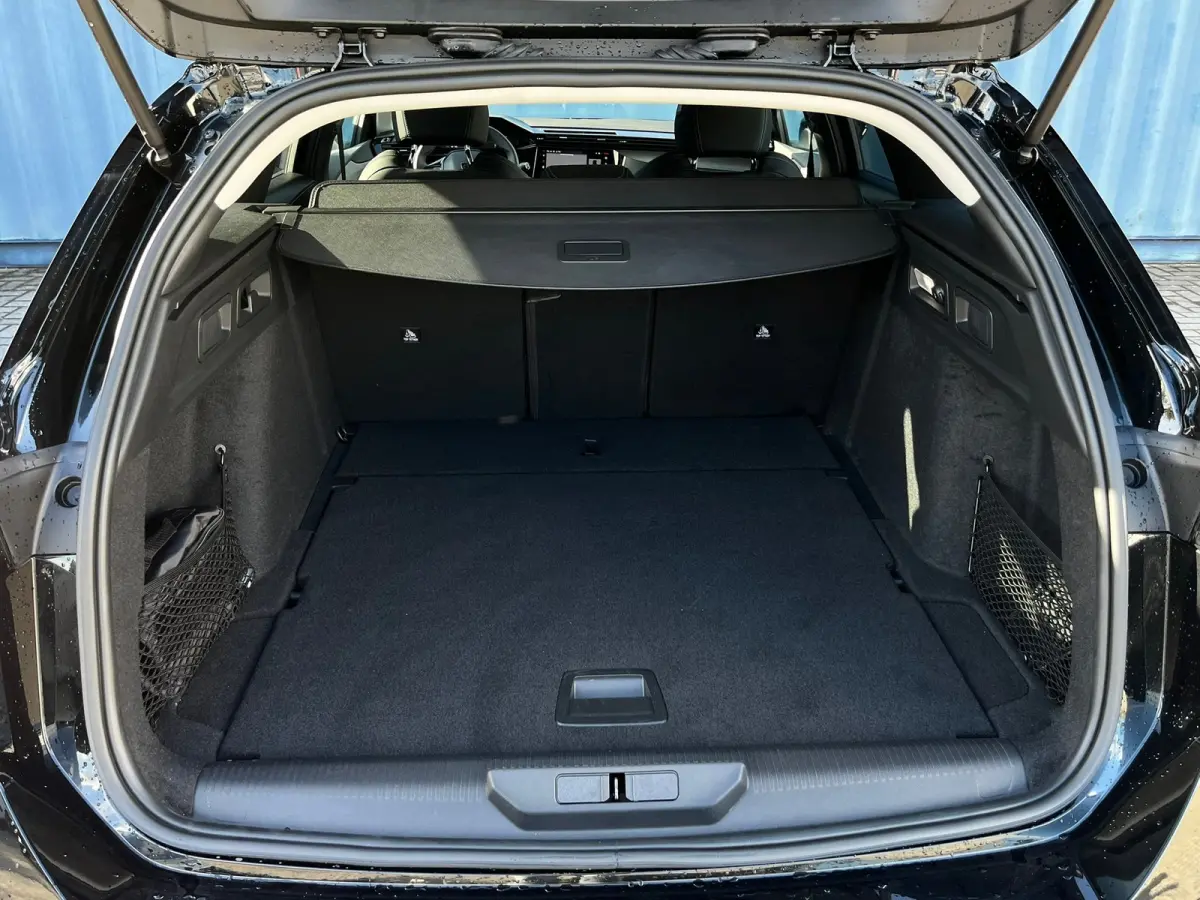 1.2 Hybrid 136 e-DCS6 Allure Stoel/stuur verwarming | Carplay | 360° Camera |  | Achterbank in 3 delen neerklapbaar met skiluik | Achterbank in delen neerklapbaar | Achteruitrijcamera