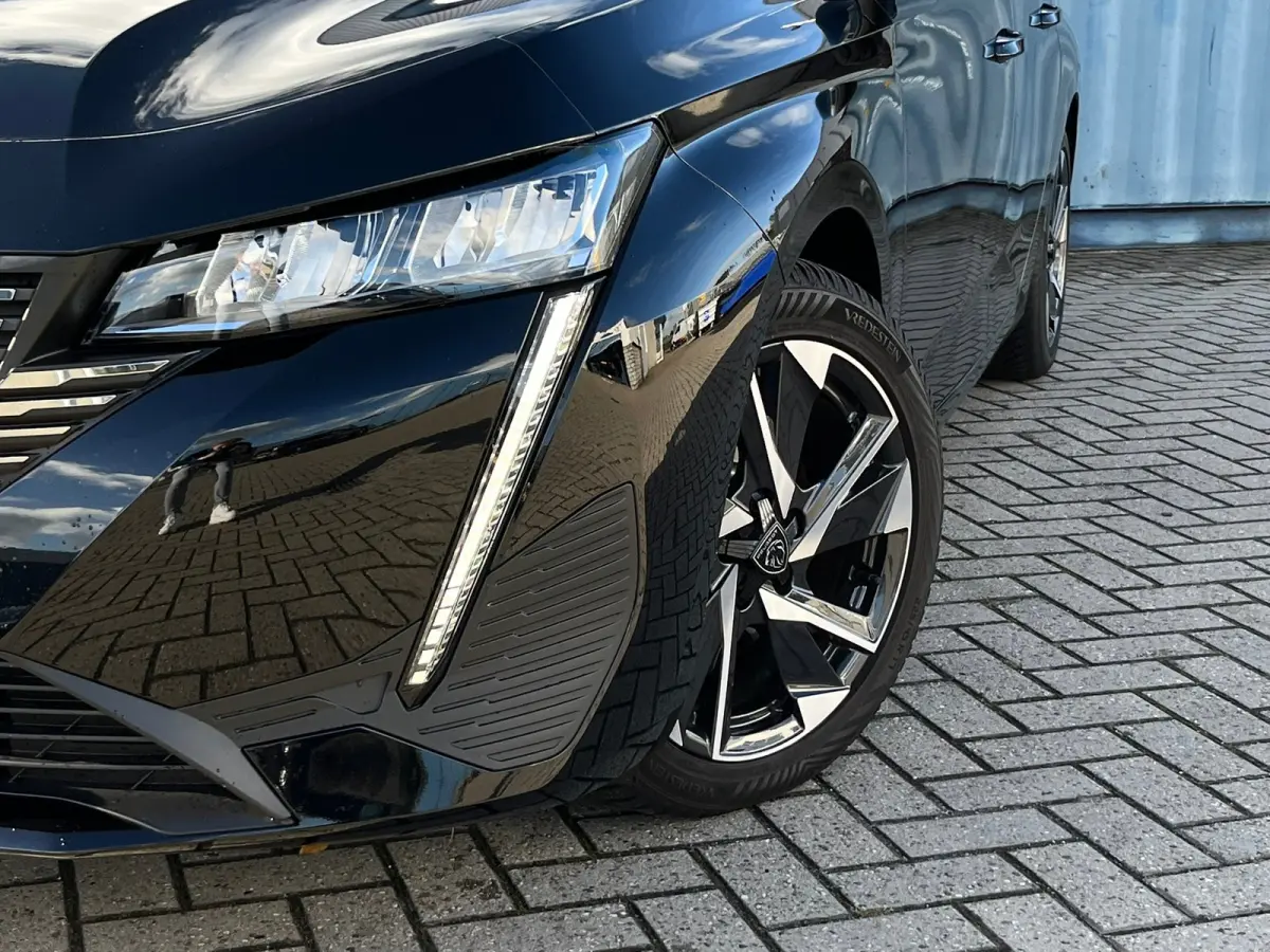 1.2 Hybrid 136 e-DCS6 Allure Stoel/stuur verwarming | Carplay | 360° Camera |  | Achterbank in 3 delen neerklapbaar met skiluik | Achterbank in delen neerklapbaar | Achteruitrijcamera