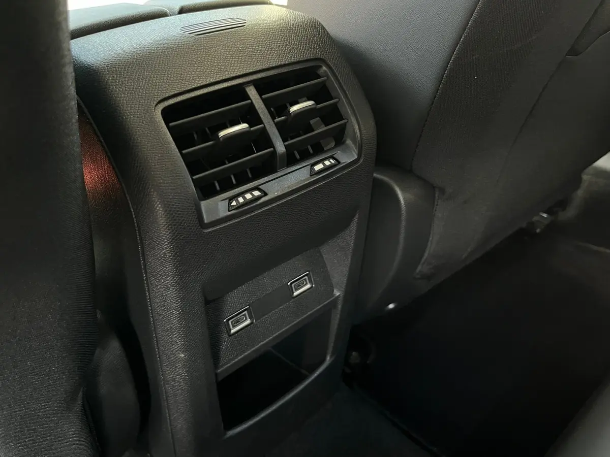 1.2 Hybrid 136 e-DCS6 Allure Stoel/stuur verwarming | Carplay | 360° Camera |  | Achterbank in 3 delen neerklapbaar met skiluik | Achterbank in delen neerklapbaar | Achteruitrijcamera