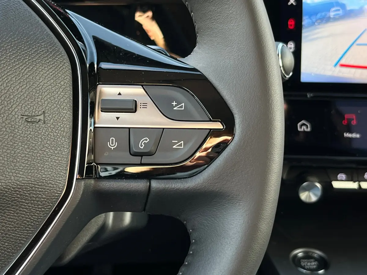 1.2 Hybrid 136 e-DCS6 Allure Stoel/stuur verwarming | Carplay | 360° Camera |  | Achterbank in 3 delen neerklapbaar met skiluik | Achterbank in delen neerklapbaar | Achteruitrijcamera