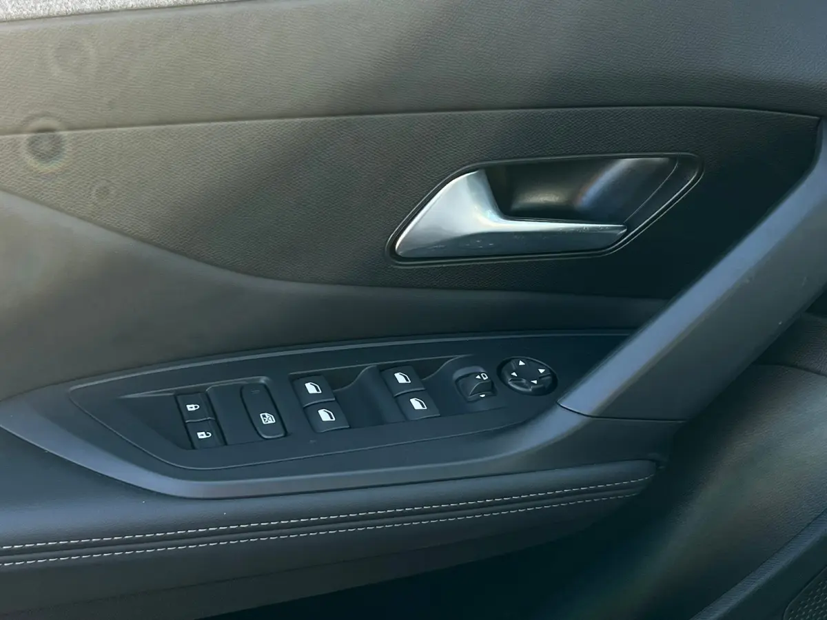 1.2 Hybrid 136 e-DCS6 Allure Stoel/stuur verwarming | Carplay | 360° Camera |  | Achterbank in 3 delen neerklapbaar met skiluik | Achterbank in delen neerklapbaar | Achteruitrijcamera