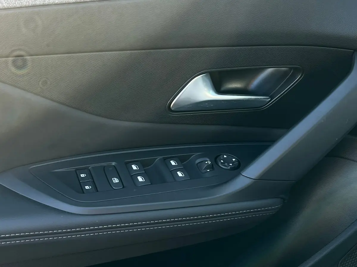 1.2 Hybrid 136 e-DCS6 Allure Stoel/stuur verwarming | Carplay | 360° Camera |  | Achterbank in 3 delen neerklapbaar met skiluik | Achterbank in delen neerklapbaar | Achteruitrijcamera