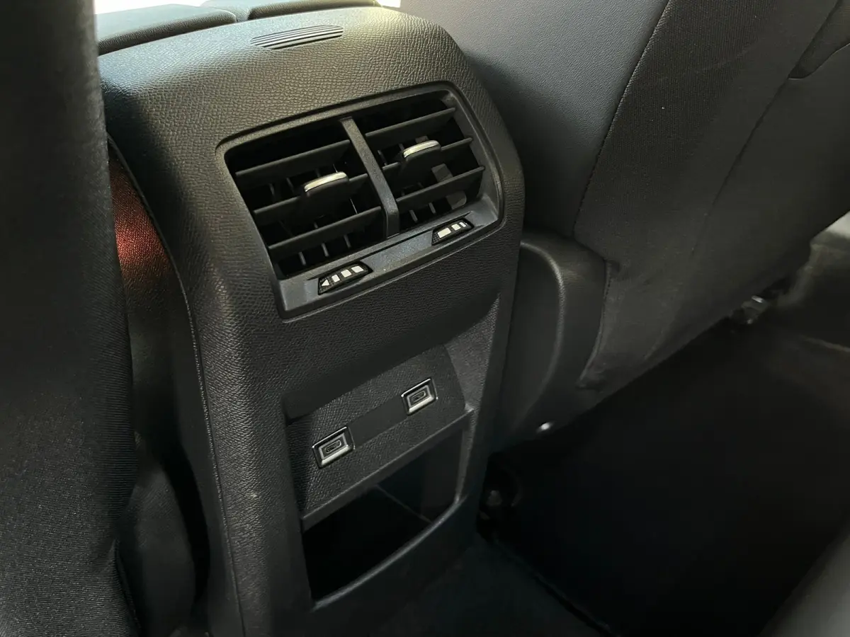 1.2 Hybrid 136 e-DCS6 Allure Stoel/stuur verwarming | Carplay | 360° Camera |  | Achterbank in 3 delen neerklapbaar met skiluik | Achterbank in delen neerklapbaar | Achteruitrijcamera