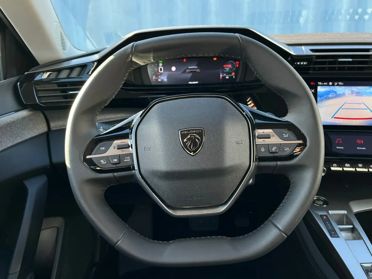 1.2 Hybrid 136 e-DCS6 Allure Stoel/stuur verwarming | Carplay | 360° Camera |  | Achterbank in 3 delen neerklapbaar met skiluik | Achterbank in delen neerklapbaar | Achteruitrijcamera