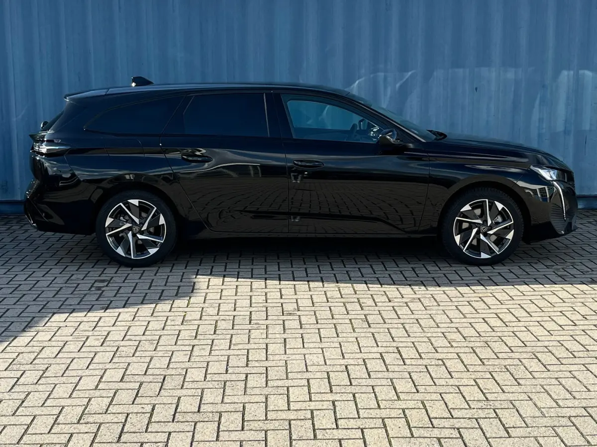 1.2 Hybrid 136 e-DCS6 Allure Stoel/stuur verwarming | Carplay | 360° Camera |  | Achterbank in 3 delen neerklapbaar met skiluik | Achterbank in delen neerklapbaar | Achteruitrijcamera