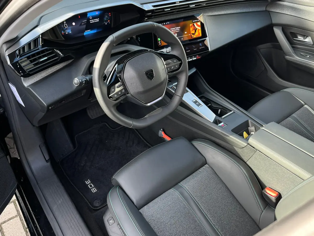 1.2 Hybrid 136 e-DCS6 Allure Stoel/stuur verwarming | Carplay | 360° Camera |  | Achterbank in 3 delen neerklapbaar met skiluik | Achterbank in delen neerklapbaar | Achteruitrijcamera