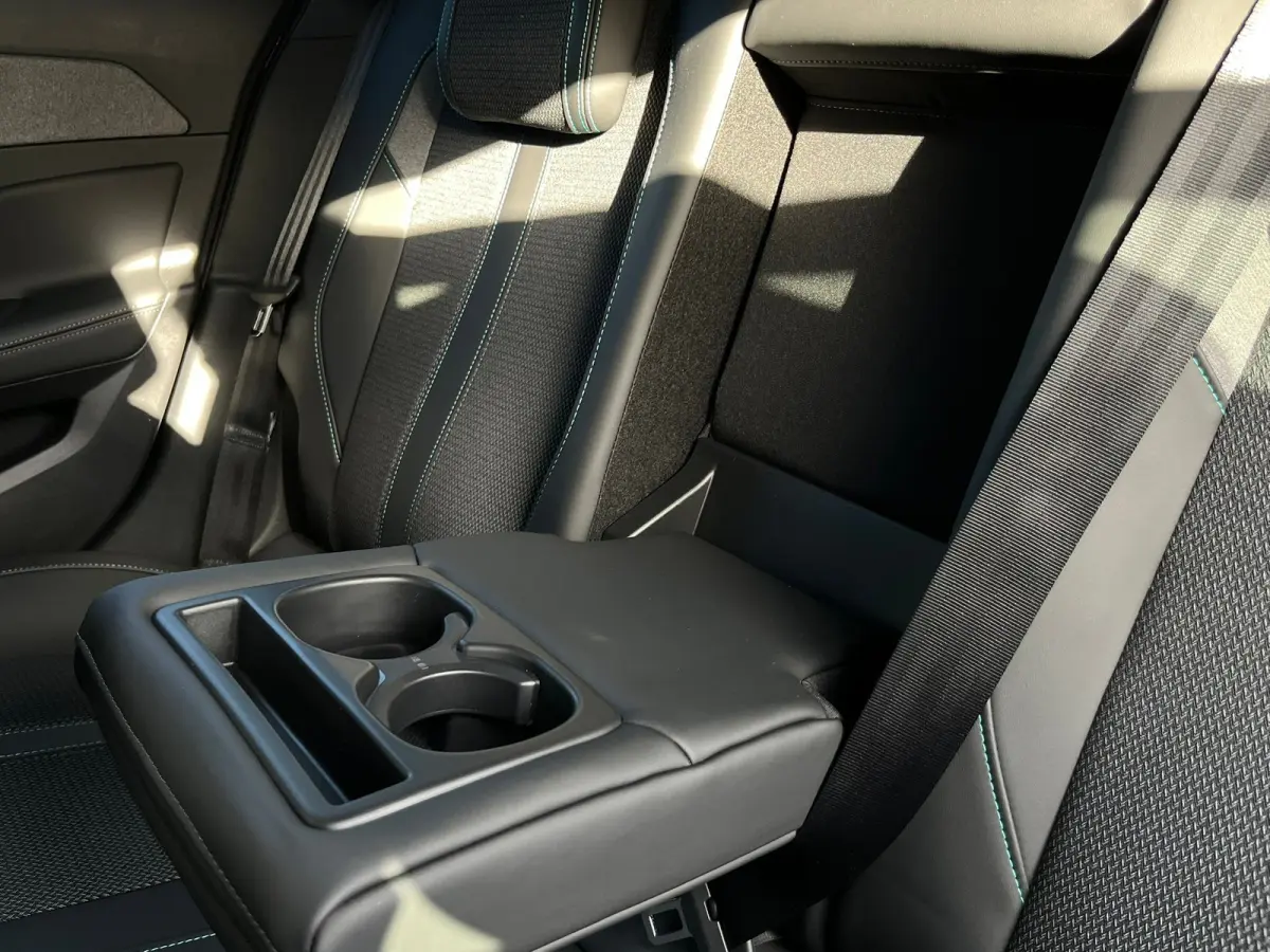 1.2 Hybrid 136 e-DCS6 Allure Stoel/stuur verwarming | Carplay | 360° Camera |  | Achterbank in 3 delen neerklapbaar met skiluik | Achterbank in delen neerklapbaar | Achteruitrijcamera