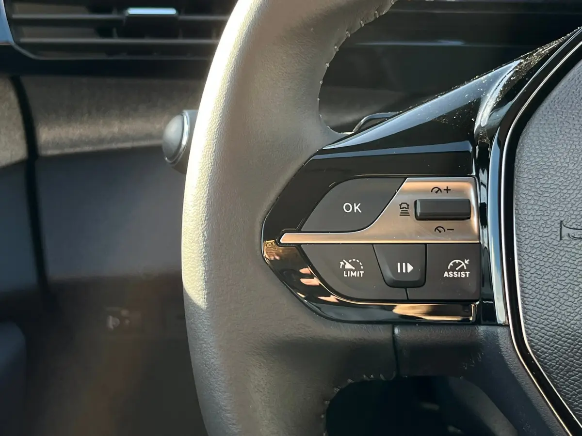 1.2 Hybrid 136 e-DCS6 Allure Stoel/stuur verwarming | Carplay | 360° Camera |  | Achterbank in 3 delen neerklapbaar met skiluik | Achterbank in delen neerklapbaar | Achteruitrijcamera