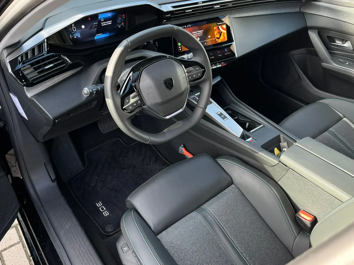 1.2 Hybrid 136 e-DCS6 Allure Stoel/stuur verwarming | Carplay | 360° Camera |  | Achterbank in 3 delen neerklapbaar met skiluik | Achterbank in delen neerklapbaar | Achteruitrijcamera