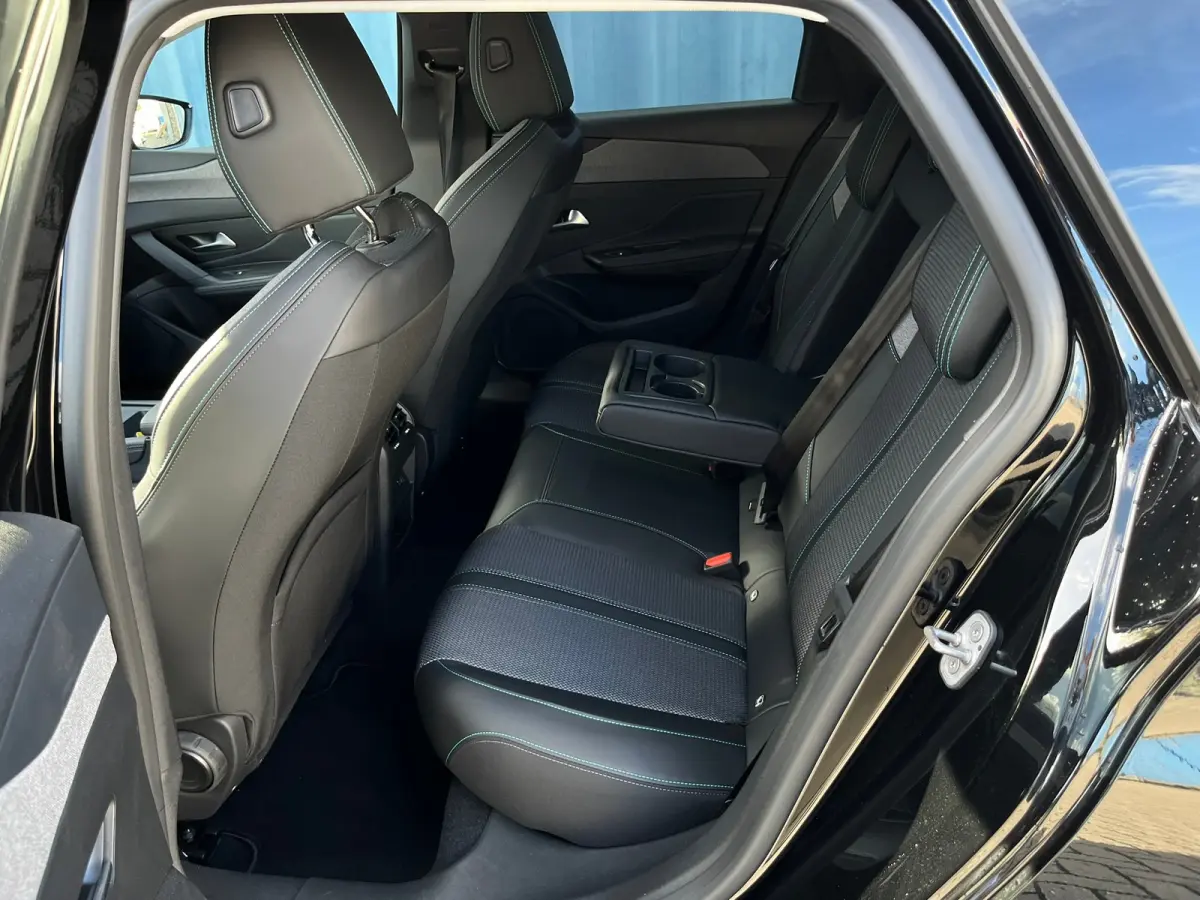 1.2 Hybrid 136 e-DCS6 Allure Stoel/stuur verwarming | Carplay | 360° Camera |  | Achterbank in 3 delen neerklapbaar met skiluik | Achterbank in delen neerklapbaar | Achteruitrijcamera
