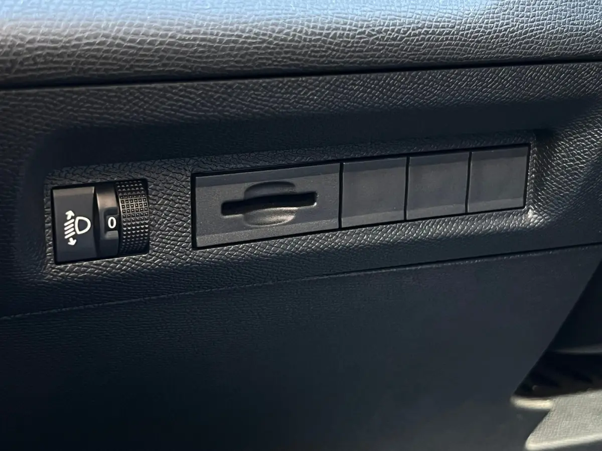 1.2 Hybrid 136 e-DCS6 Allure Stoel/stuur verwarming | Carplay | 360° Camera |  | Achterbank in 3 delen neerklapbaar met skiluik | Achterbank in delen neerklapbaar | Achteruitrijcamera
