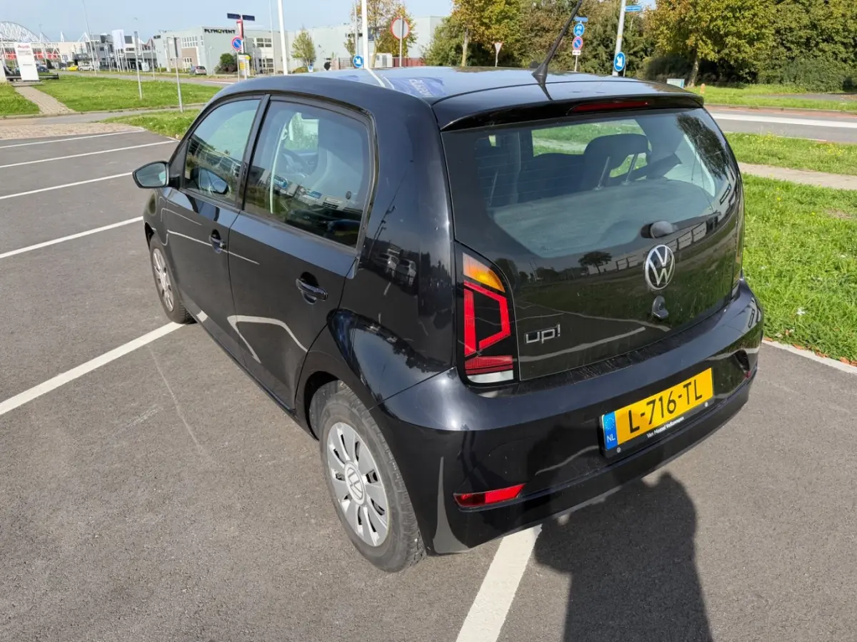 up! 1.0 l Metallic lak l  5 Deurs l Airco l Elektr. Ramen l Radio/Bluetooth l