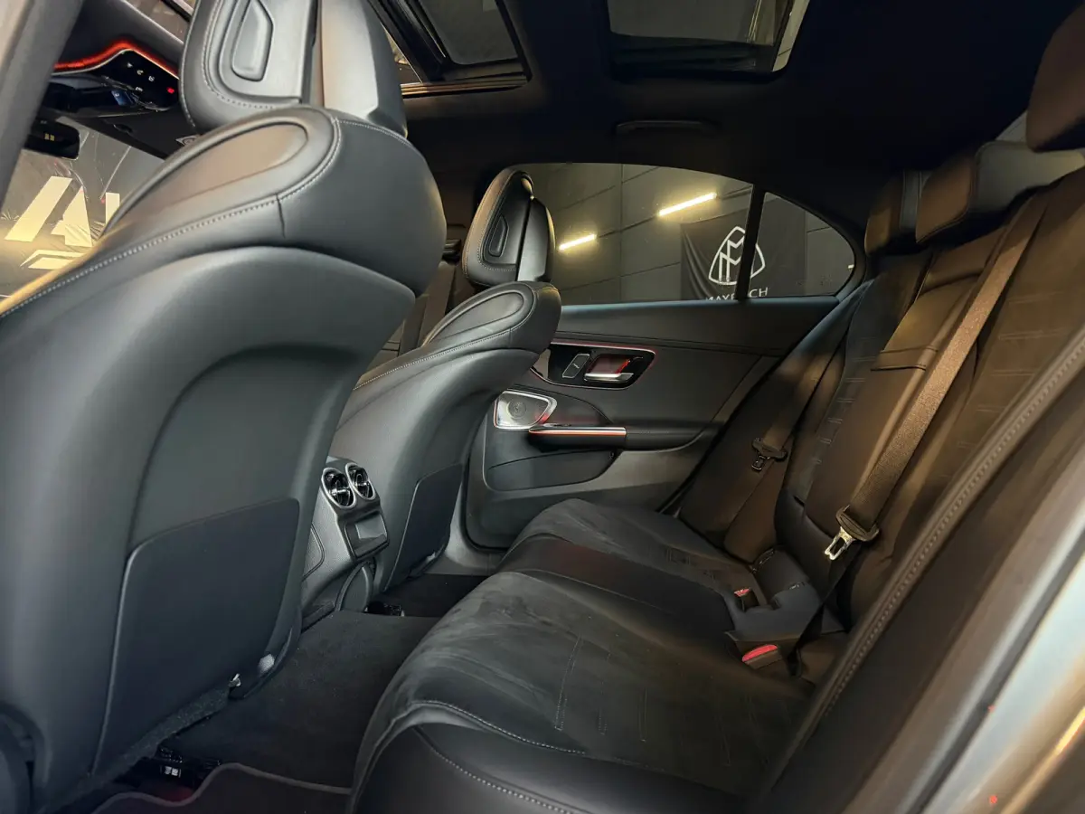 300 AMG Line |PANO|BURMESTER|360 CAMERA|SFEERVERLICHTING|DODEHOEK|CARPLAY|DEALER ONDERHOUDEN|259PK|VOL!