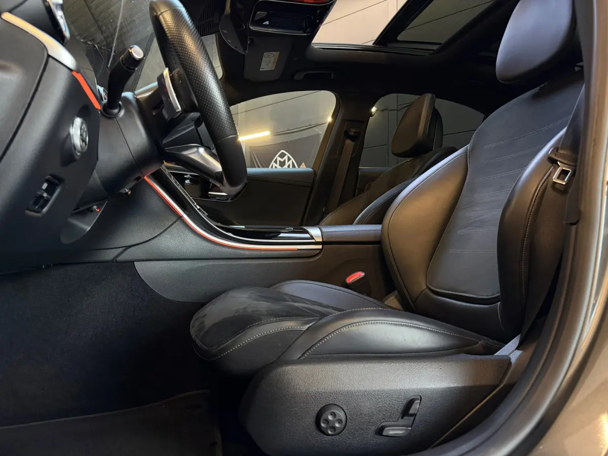 300 AMG Line |PANO|BURMESTER|360 CAMERA|SFEERVERLICHTING|DODEHOEK|CARPLAY|DEALER ONDERHOUDEN|259PK|VOL!
