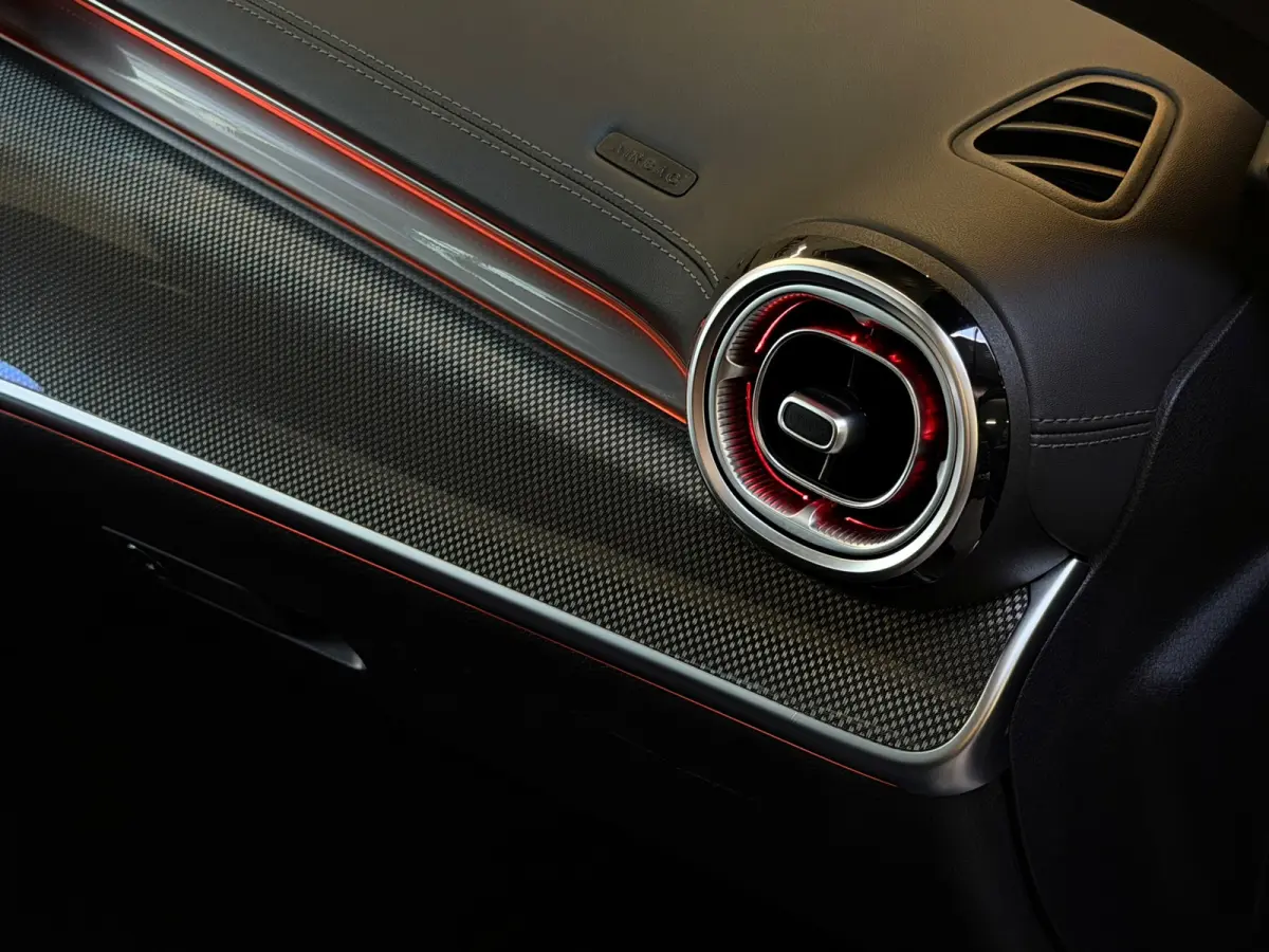 300 AMG Line |PANO|BURMESTER|360 CAMERA|SFEERVERLICHTING|DODEHOEK|CARPLAY|DEALER ONDERHOUDEN|259PK|VOL!