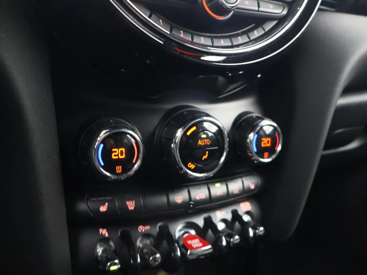 1.5 COOPER AUT. WHITE SILVER + LED | UNION JACK ACHTERLICHTEN | APPLE CARPLAY | STOELVERWARMING