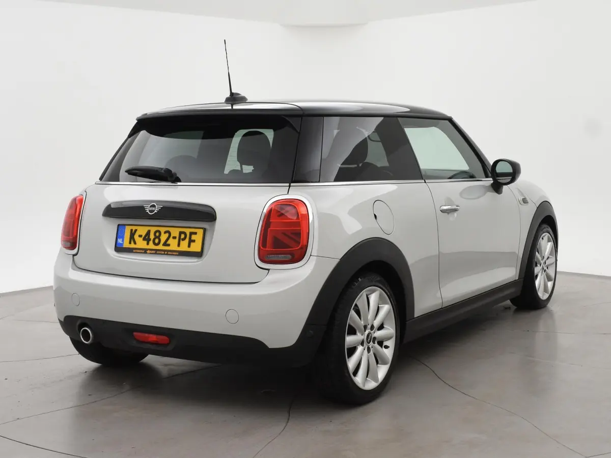 1.5 COOPER AUT. WHITE SILVER + LED | UNION JACK ACHTERLICHTEN | APPLE CARPLAY | STOELVERWARMING