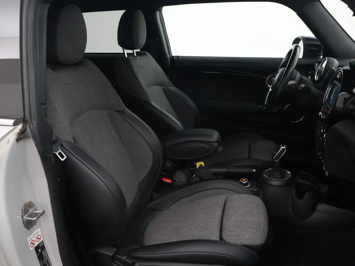 1.5 COOPER AUT. WHITE SILVER + LED | UNION JACK ACHTERLICHTEN | APPLE CARPLAY | STOELVERWARMING