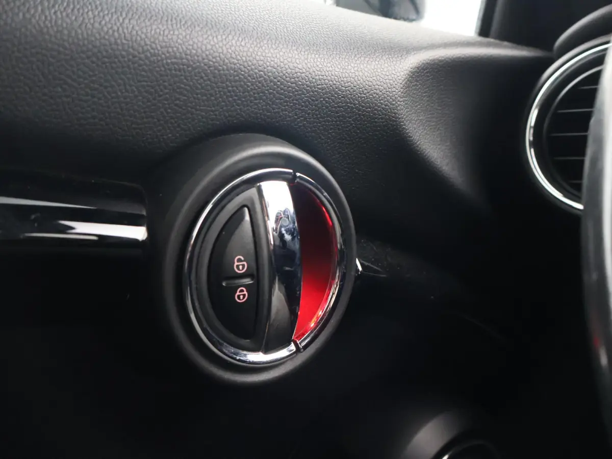 1.5 COOPER AUT. WHITE SILVER + LED | UNION JACK ACHTERLICHTEN | APPLE CARPLAY | STOELVERWARMING