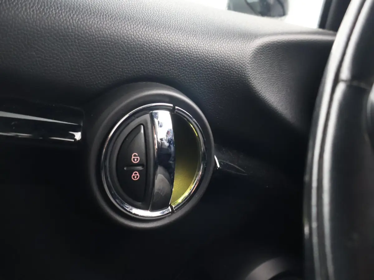 1.5 COOPER AUT. WHITE SILVER + LED | UNION JACK ACHTERLICHTEN | APPLE CARPLAY | STOELVERWARMING
