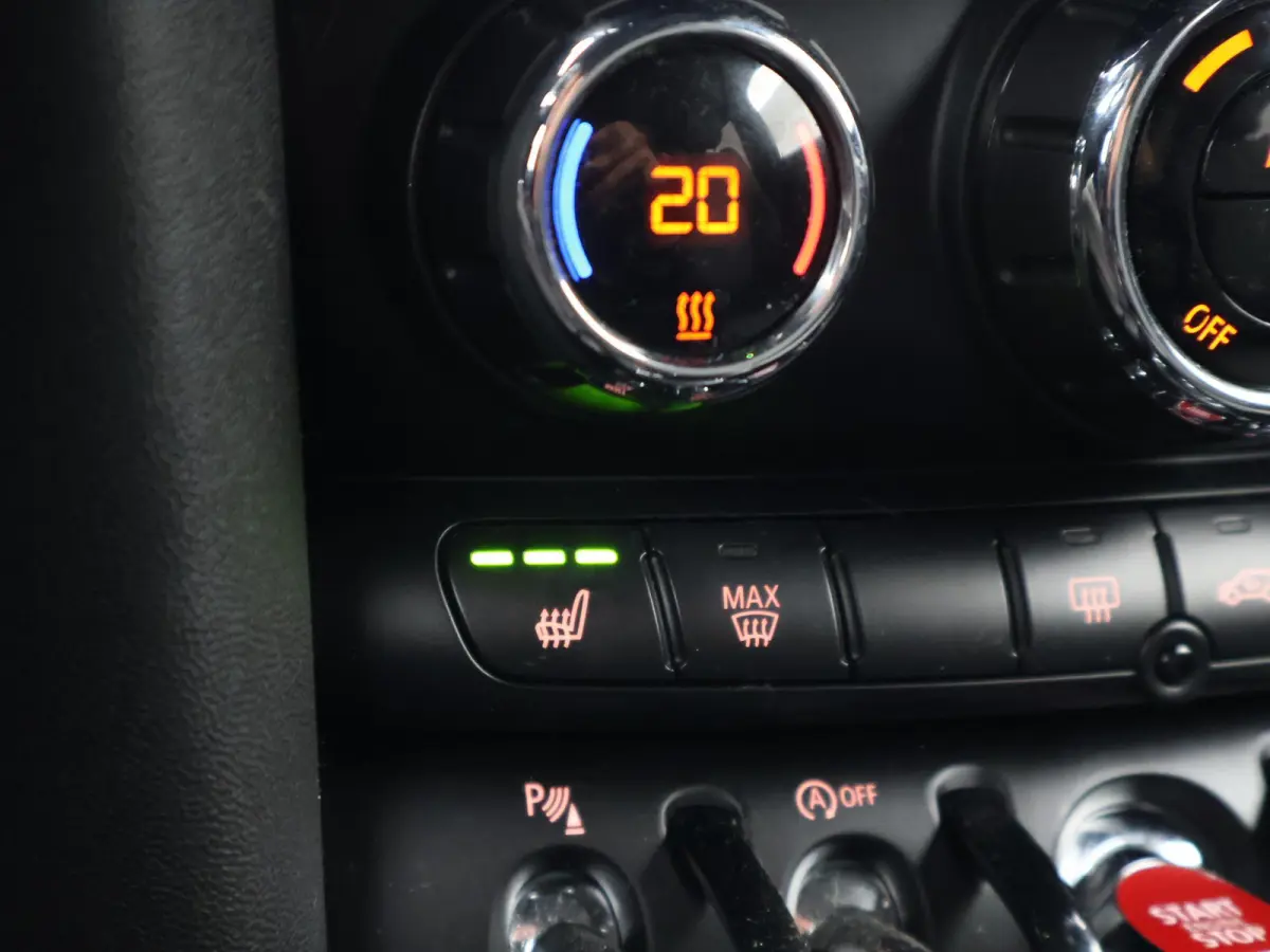 1.5 COOPER AUT. WHITE SILVER + LED | UNION JACK ACHTERLICHTEN | APPLE CARPLAY | STOELVERWARMING