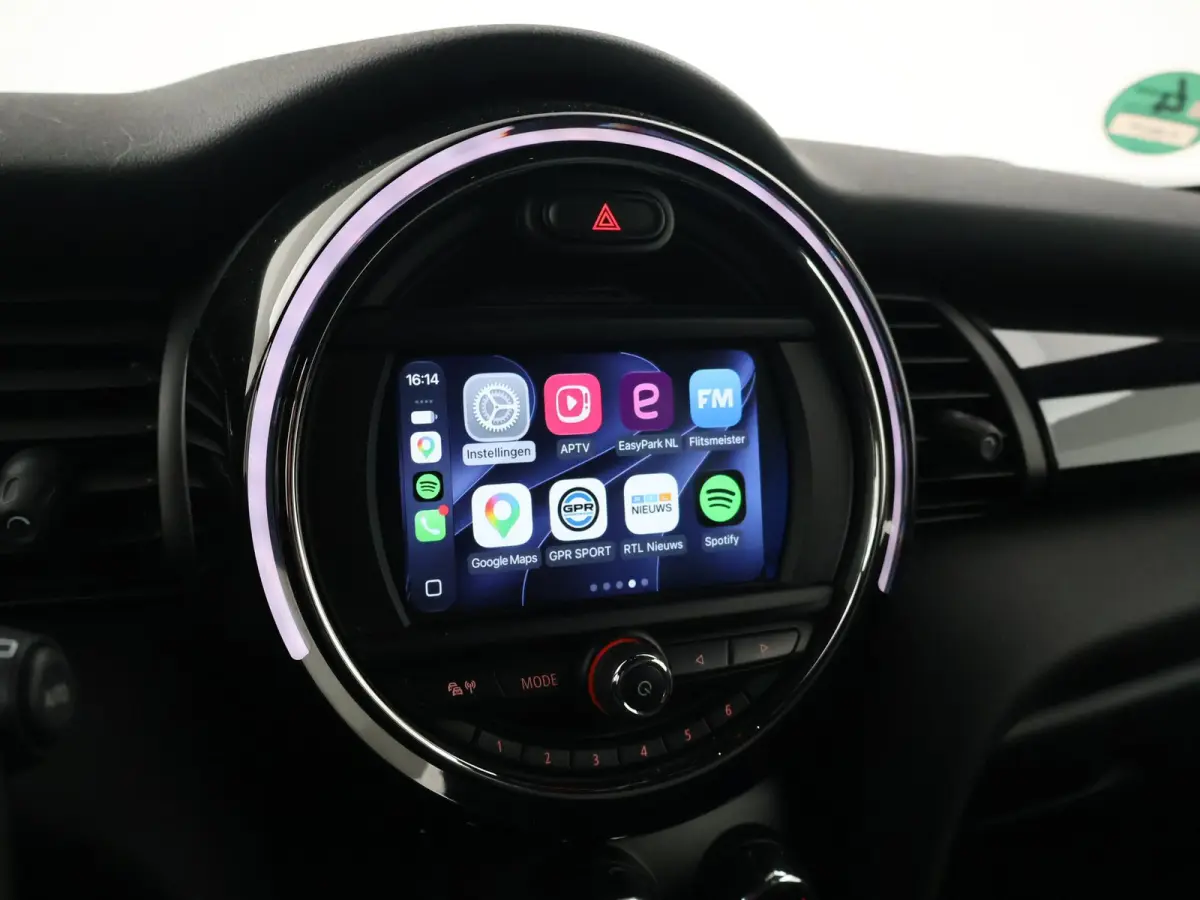 1.5 COOPER AUT. WHITE SILVER + LED | UNION JACK ACHTERLICHTEN | APPLE CARPLAY | STOELVERWARMING