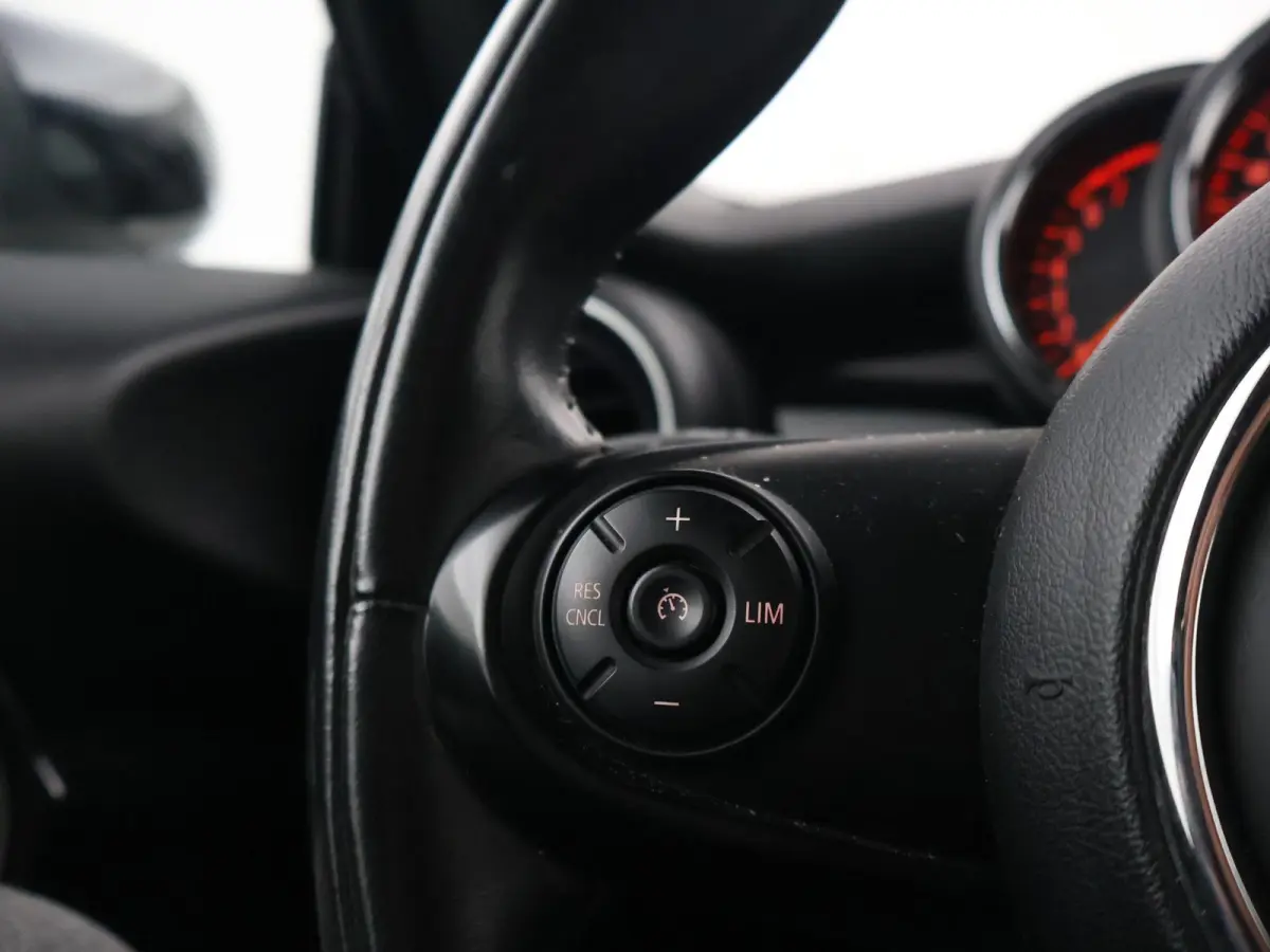 1.5 COOPER AUT. WHITE SILVER + LED | UNION JACK ACHTERLICHTEN | APPLE CARPLAY | STOELVERWARMING