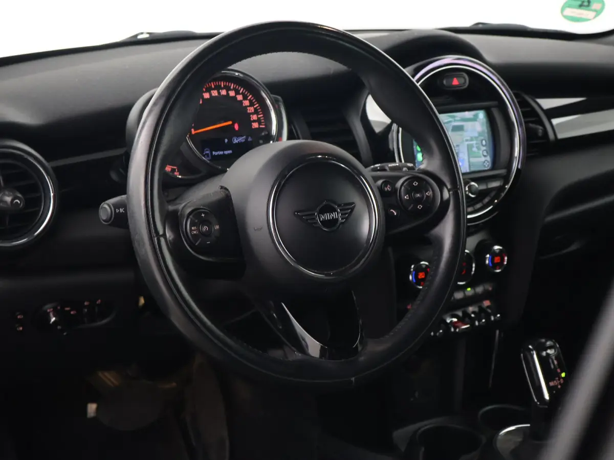 1.5 COOPER AUT. WHITE SILVER + LED | UNION JACK ACHTERLICHTEN | APPLE CARPLAY | STOELVERWARMING