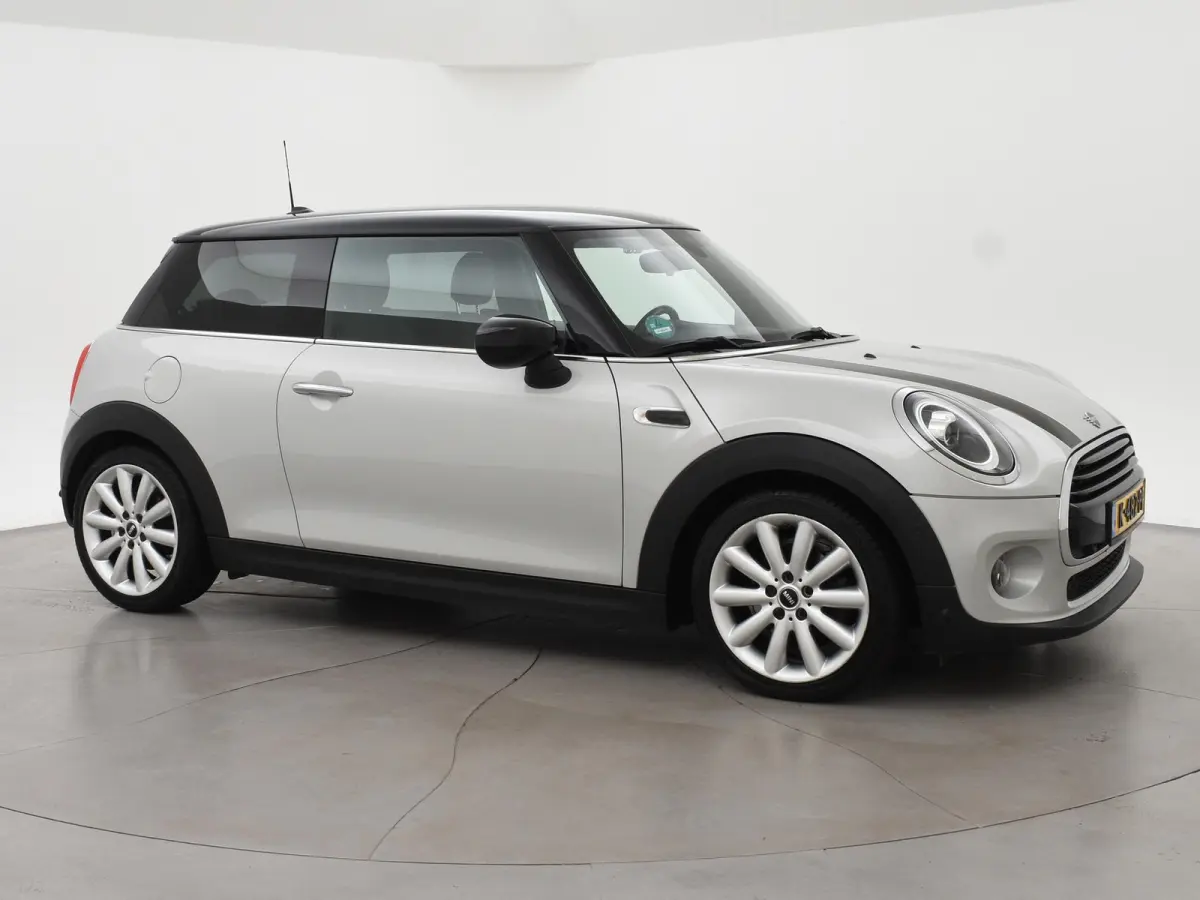1.5 COOPER AUT. WHITE SILVER + LED | UNION JACK ACHTERLICHTEN | APPLE CARPLAY | STOELVERWARMING