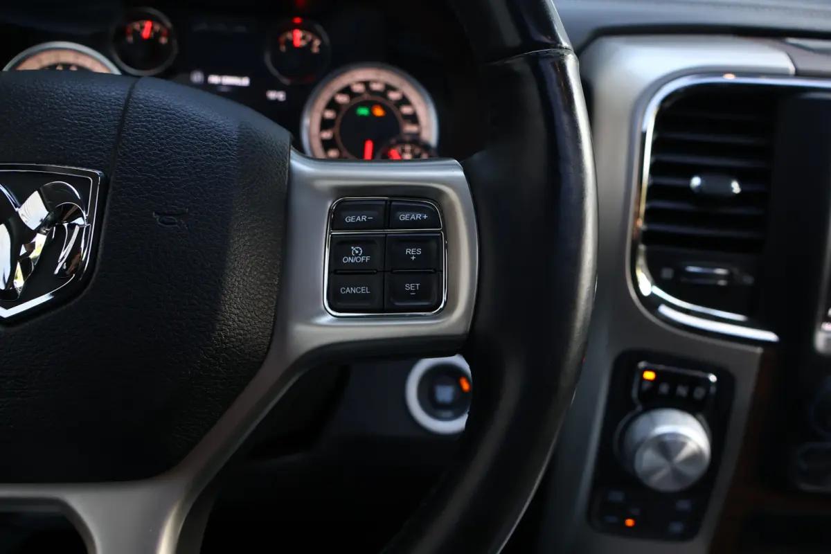 1500 Classic Laramie 5.7 V8 Crew Cab | LPG onderbouw | Camera | Schuif- / kanteldak | Stoel- + Stuurverwarming | Alpine Audio | Trekhaak | Xenon