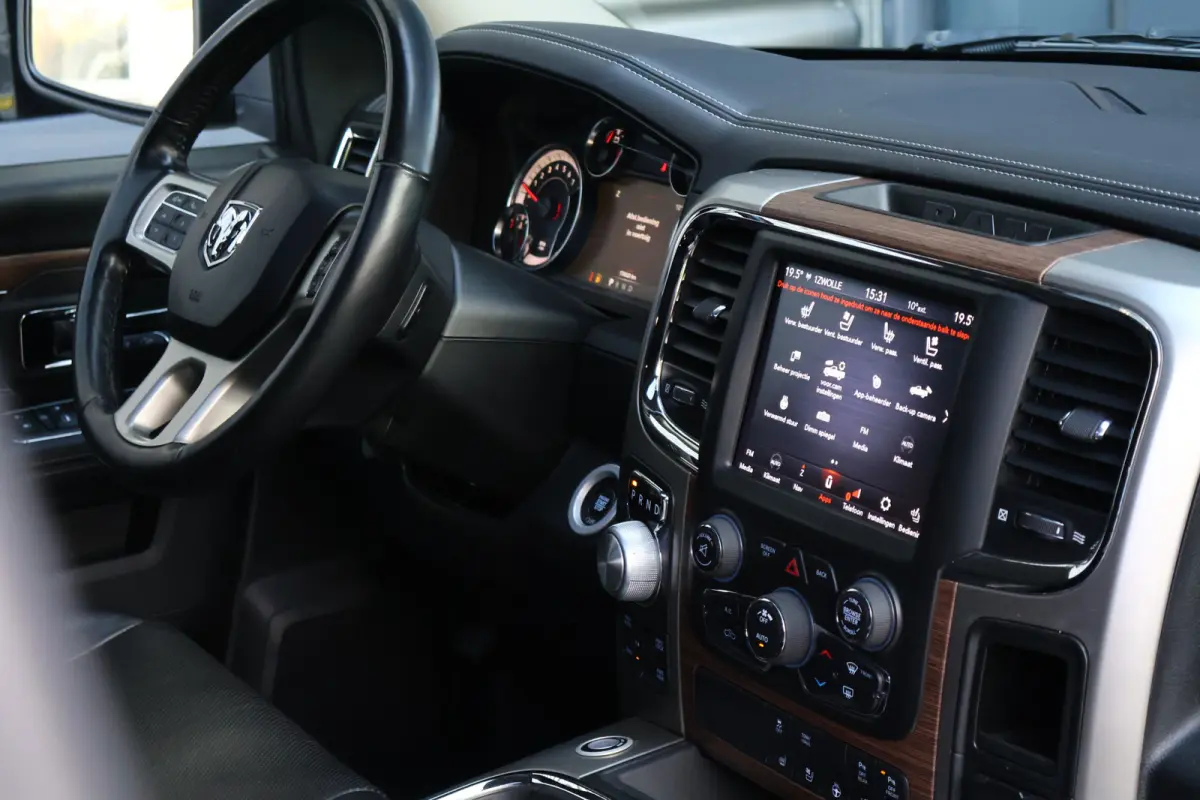 1500 Classic Laramie 5.7 V8 Crew Cab | LPG onderbouw | Camera | Schuif- / kanteldak | Stoel- + Stuurverwarming | Alpine Audio | Trekhaak | Xenon