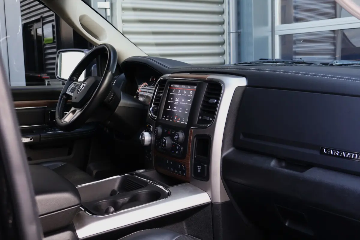 1500 Classic Laramie 5.7 V8 Crew Cab | LPG onderbouw | Camera | Schuif- / kanteldak | Stoel- + Stuurverwarming | Alpine Audio | Trekhaak | Xenon