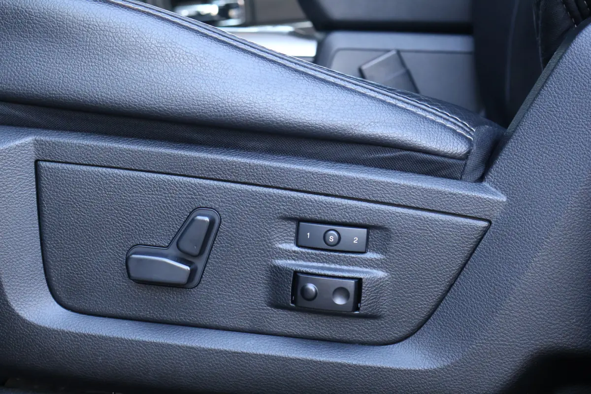 1500 Classic Laramie 5.7 V8 Crew Cab | LPG onderbouw | Camera | Schuif- / kanteldak | Stoel- + Stuurverwarming | Alpine Audio | Trekhaak | Xenon